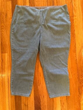 Belle Kim Gravel Light Wash Capri Jeans. Pull-On.  Stretch  Size 20WP